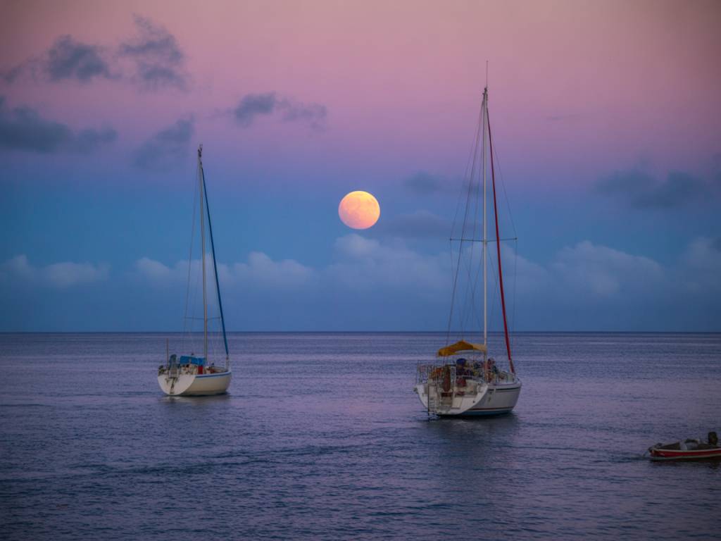 Les plus beaux couchers de lune en Martinique : endroits insolites pour une expérience nocturne magique
